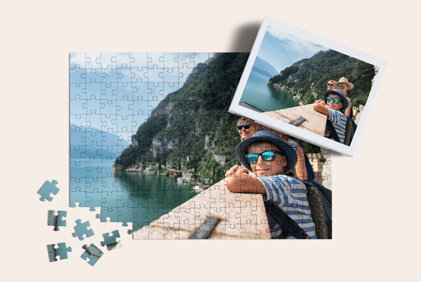 Puzzle personalizado con foto, 200 piezas. El rompecabezas tiene una foto de un niño con sus padres de vacaciones.