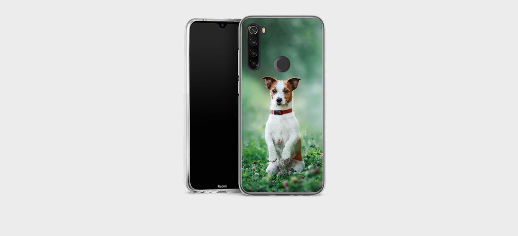 Un perro feliz sobre un fondo de smartphone con un campo de flores verdes.