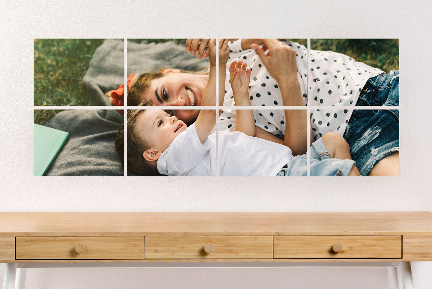 Una madre disfruta jugando con su hijo sobre una manta de juego.