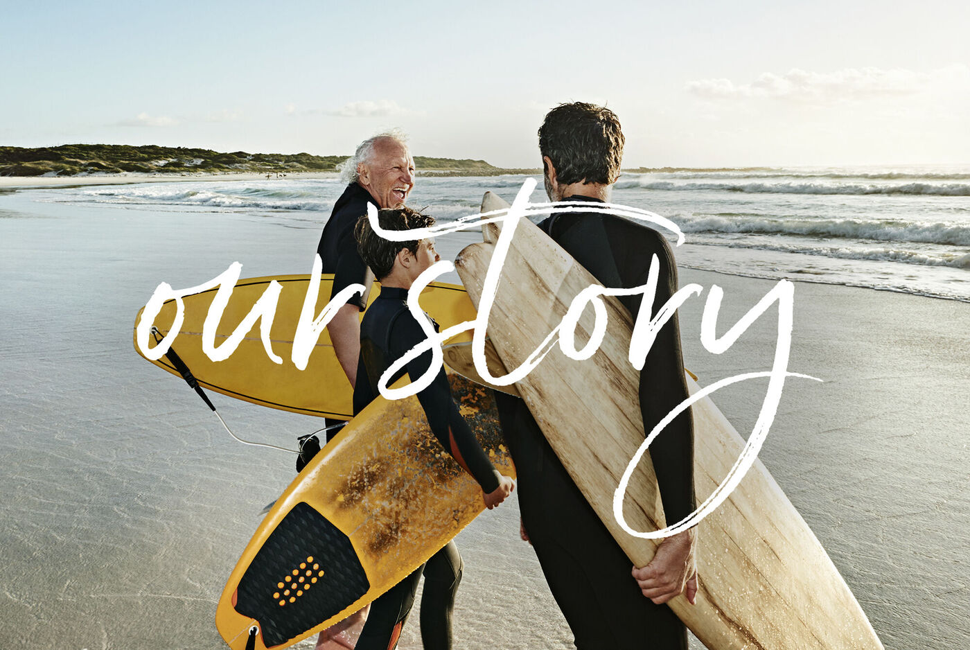Familia en la playa con tablas de surf disfrutando juntos.