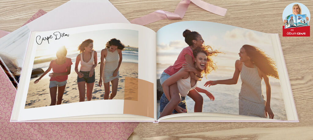 Una página abierta de un fotolibro muestra a mujeres felices en la playa riendo y divirtiéndose.