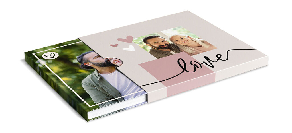 Dos CEWE FOTOBUCHER con un diseño romántico y fotos de parejas felices en la portada