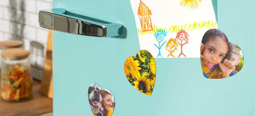 Corazones coloridos y dibujos en un frigorífico