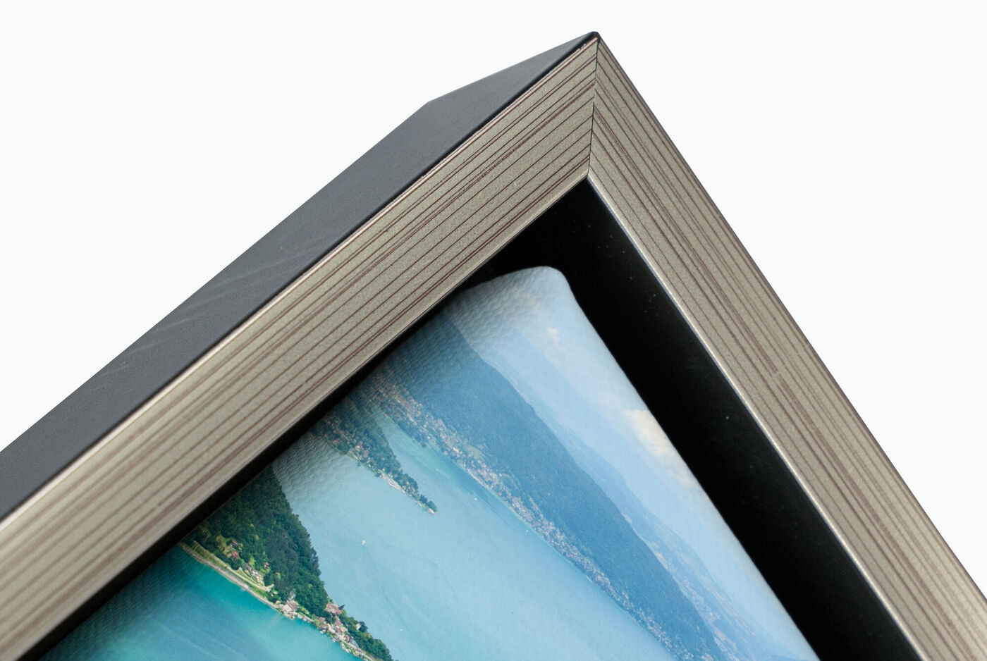 Vista detallada de una imagen sin marco con vista al lago y colinas circundantes