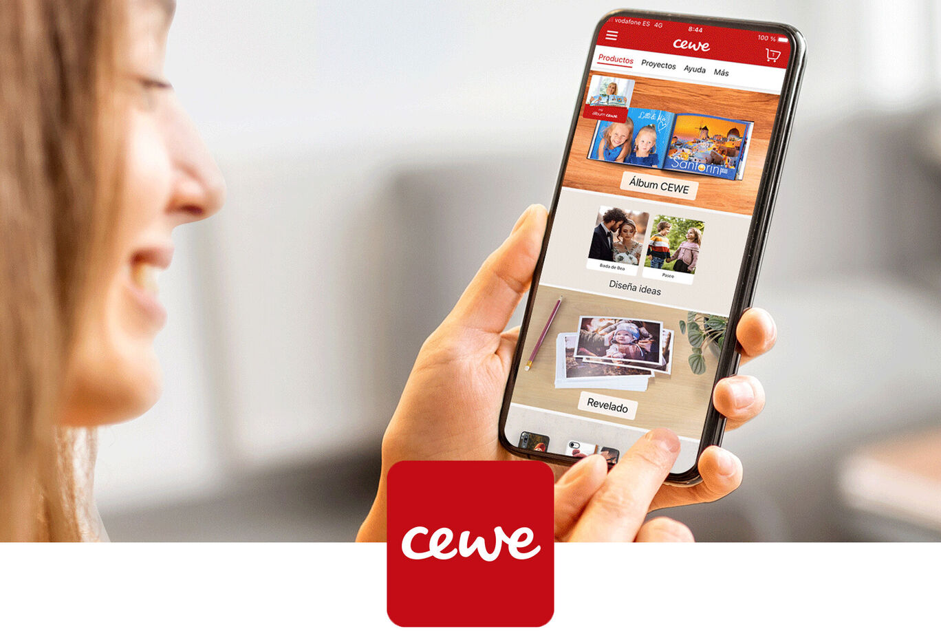 Una persona usa la app CEWE para diseñar proyectos fotográficos.