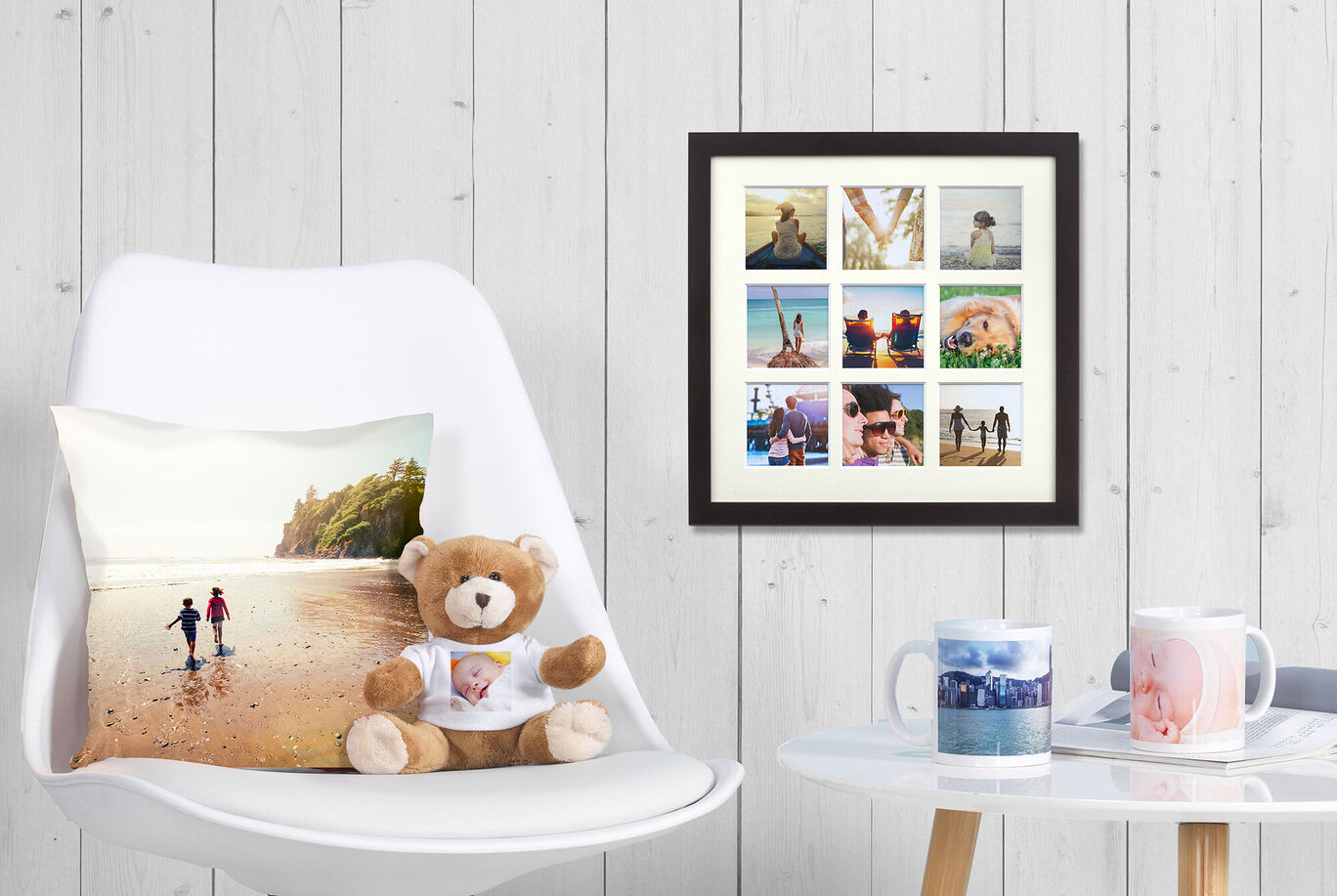 Una mesa acogedora con un peluche, cojines y un marco de fotos lleno de imágenes.