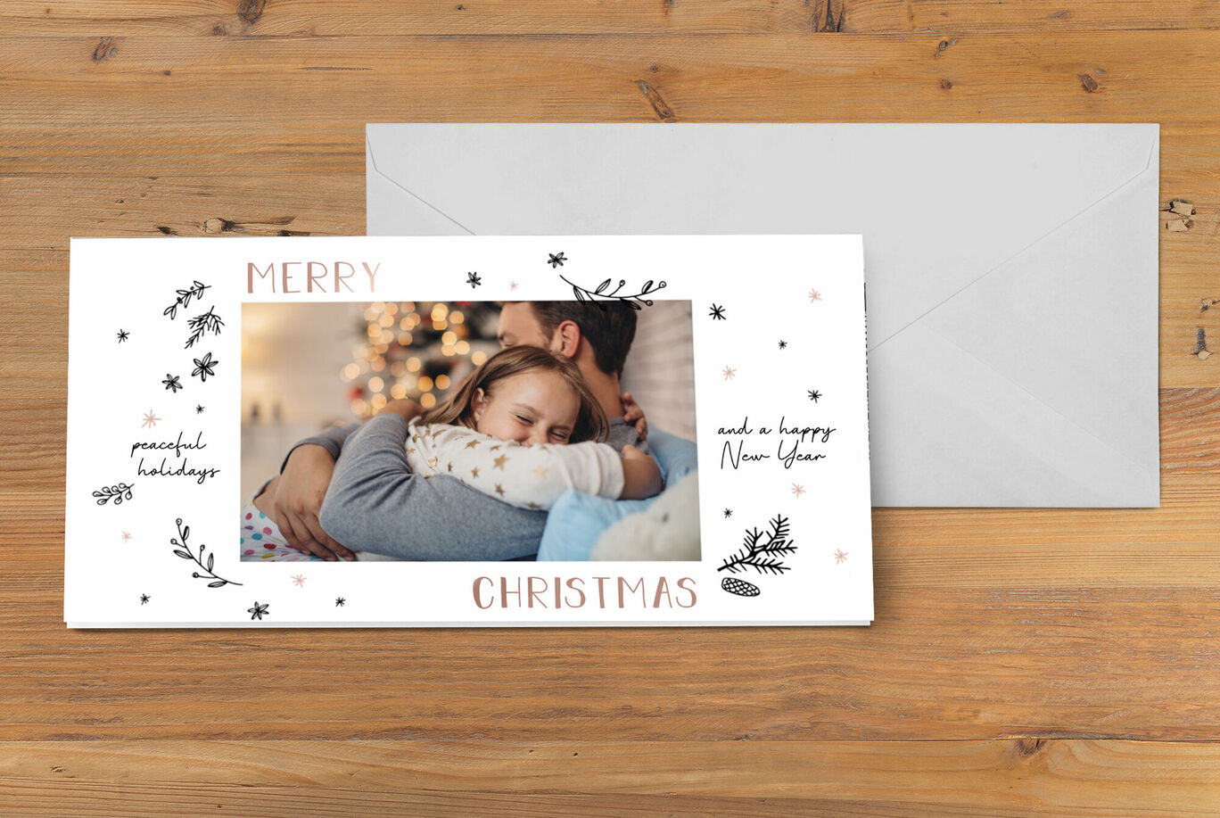 Una pareja amorosa se abraza en Navidad frente a un árbol decorado.