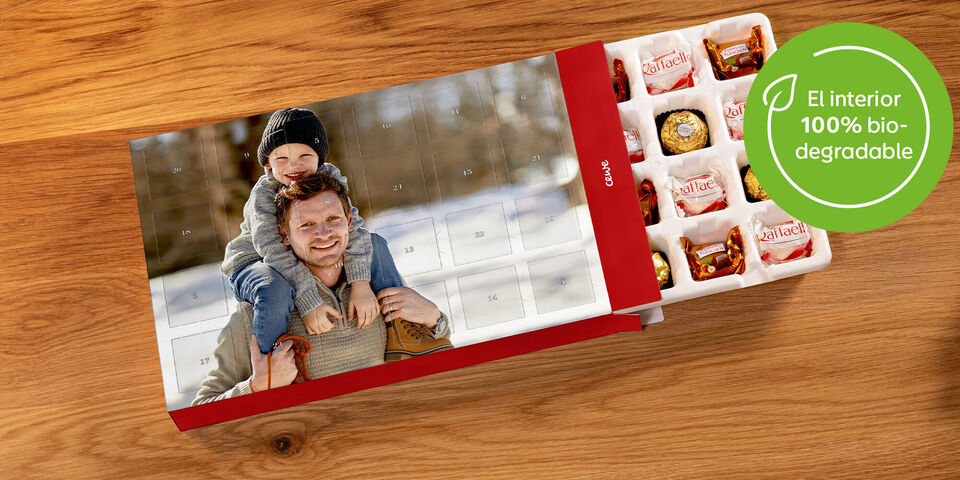 Un calendario de fotos de adviento muestra una imagen entrañable de un niño sobre los hombros de un adulto rodeado de chocolates.