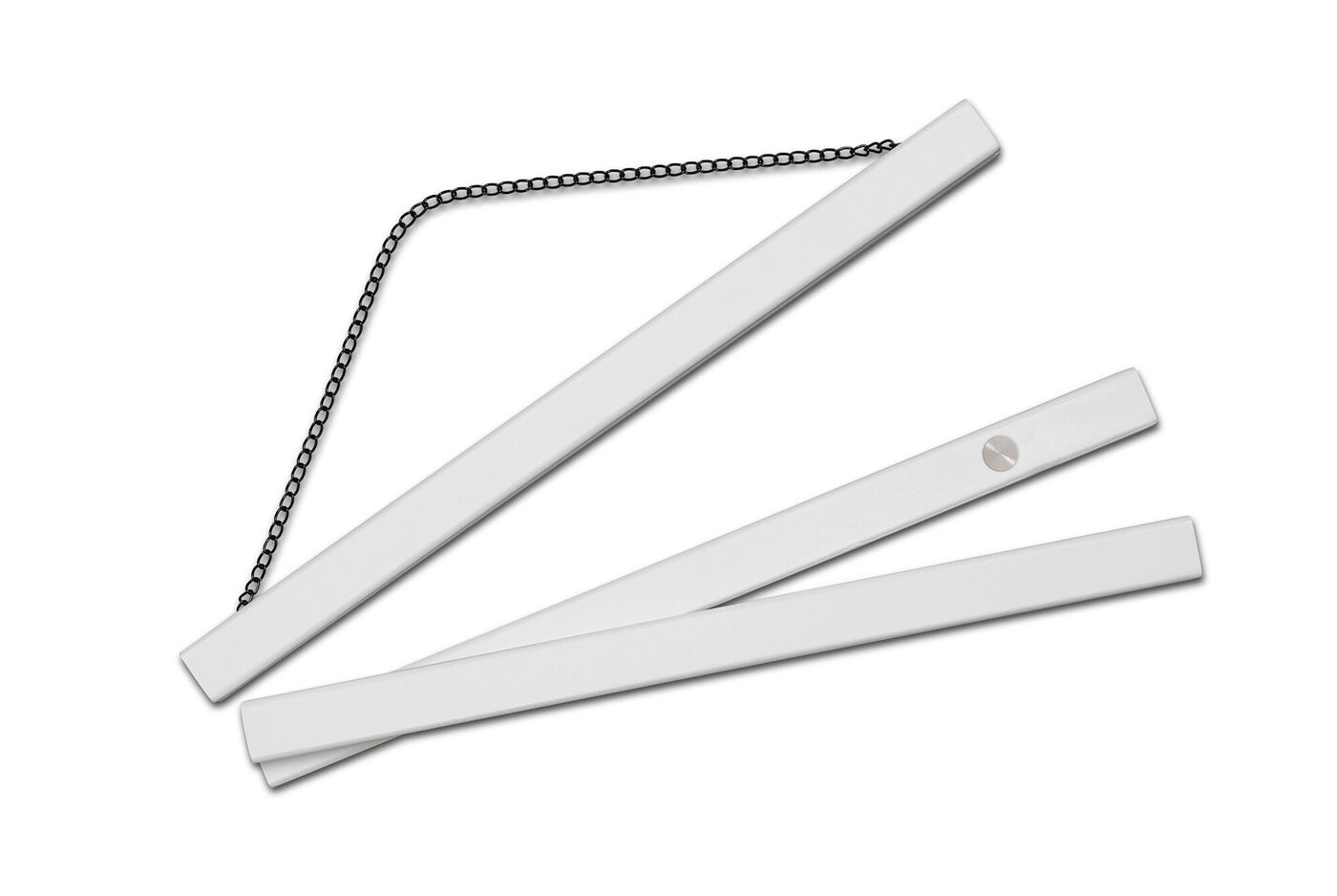 Tres listones blancos con una cadena negra, perfectos para proyectos creativos de bricolaje.