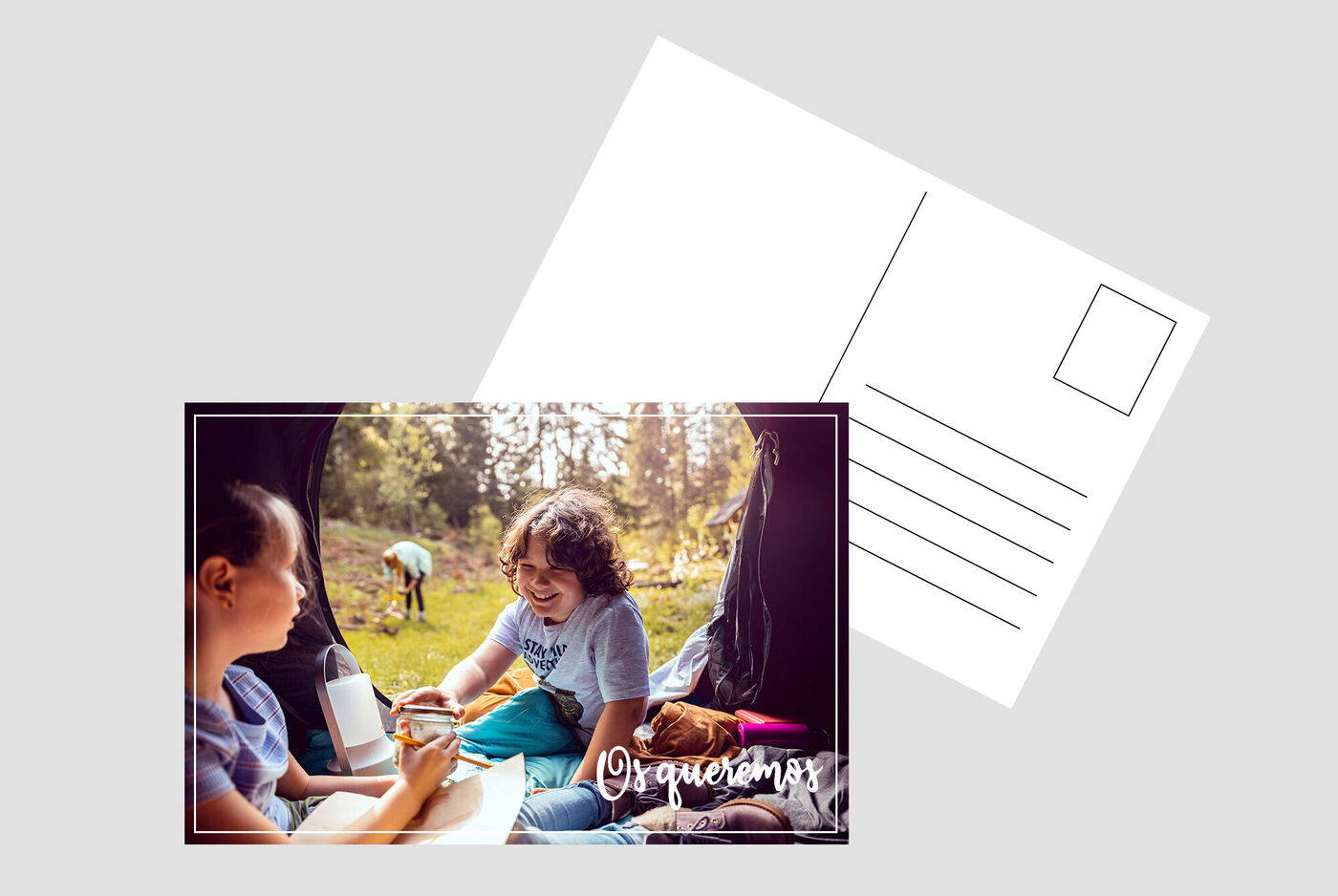 Excursión familiar al aire libre con niños compartiendo un momento