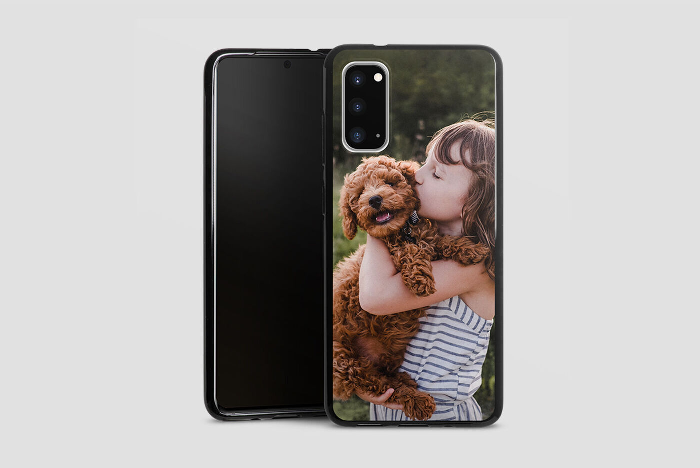 Un smartphone con una funda diseñada con una imagen de un perro y un niño al aire libre.
