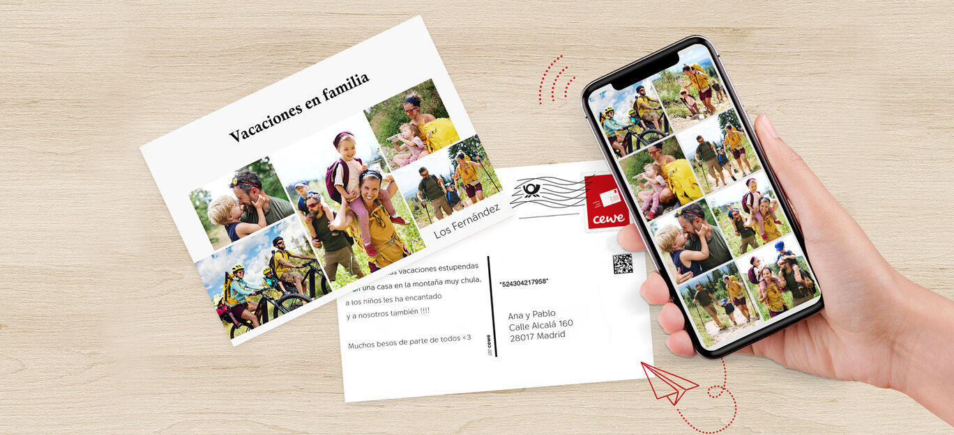 Una persona sostiene un smartphone con fotos de familia y amigos, de fondo una tarjeta de saludo.