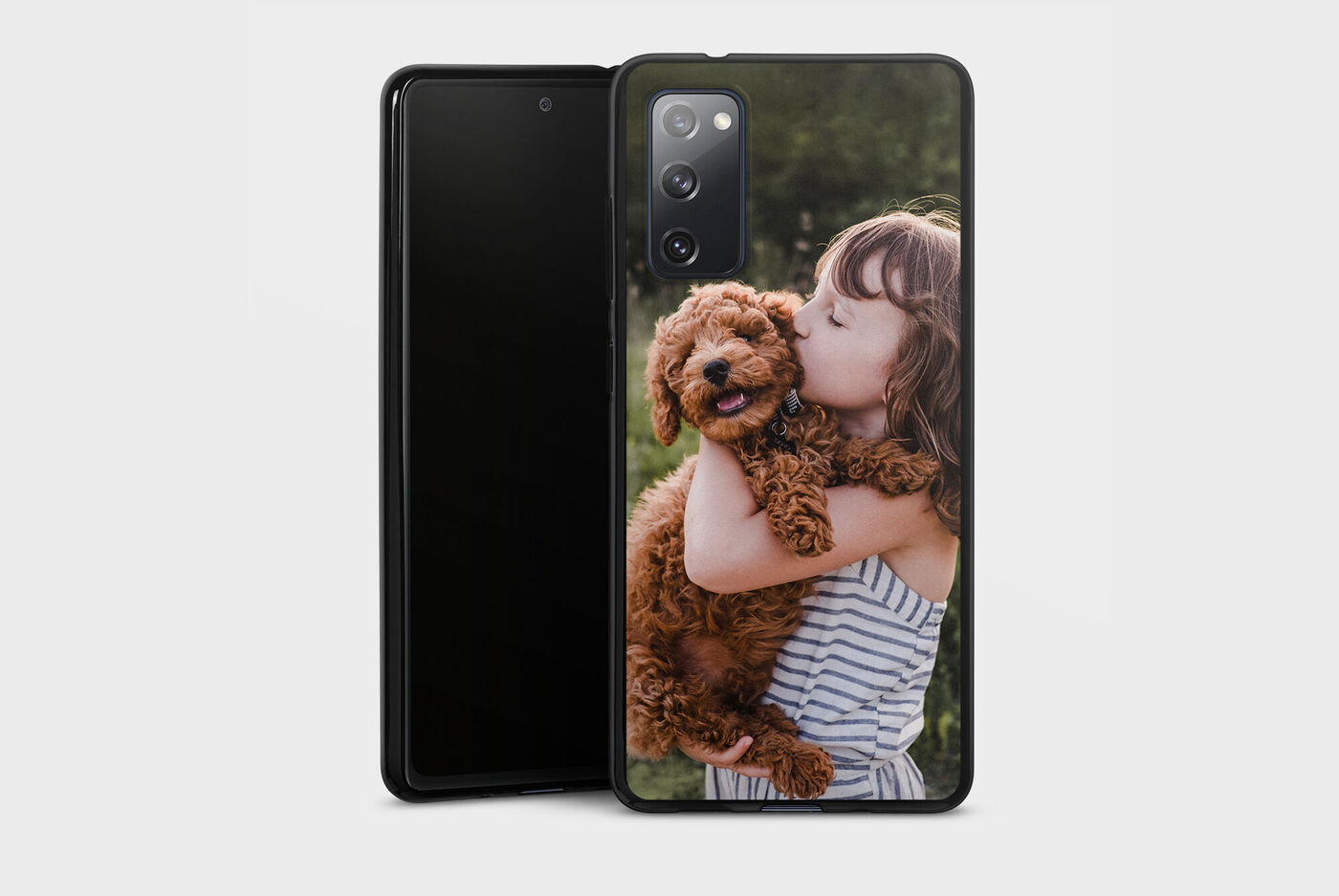 Un niño abraza a un perro marrón. Ambos irradían felicidad.