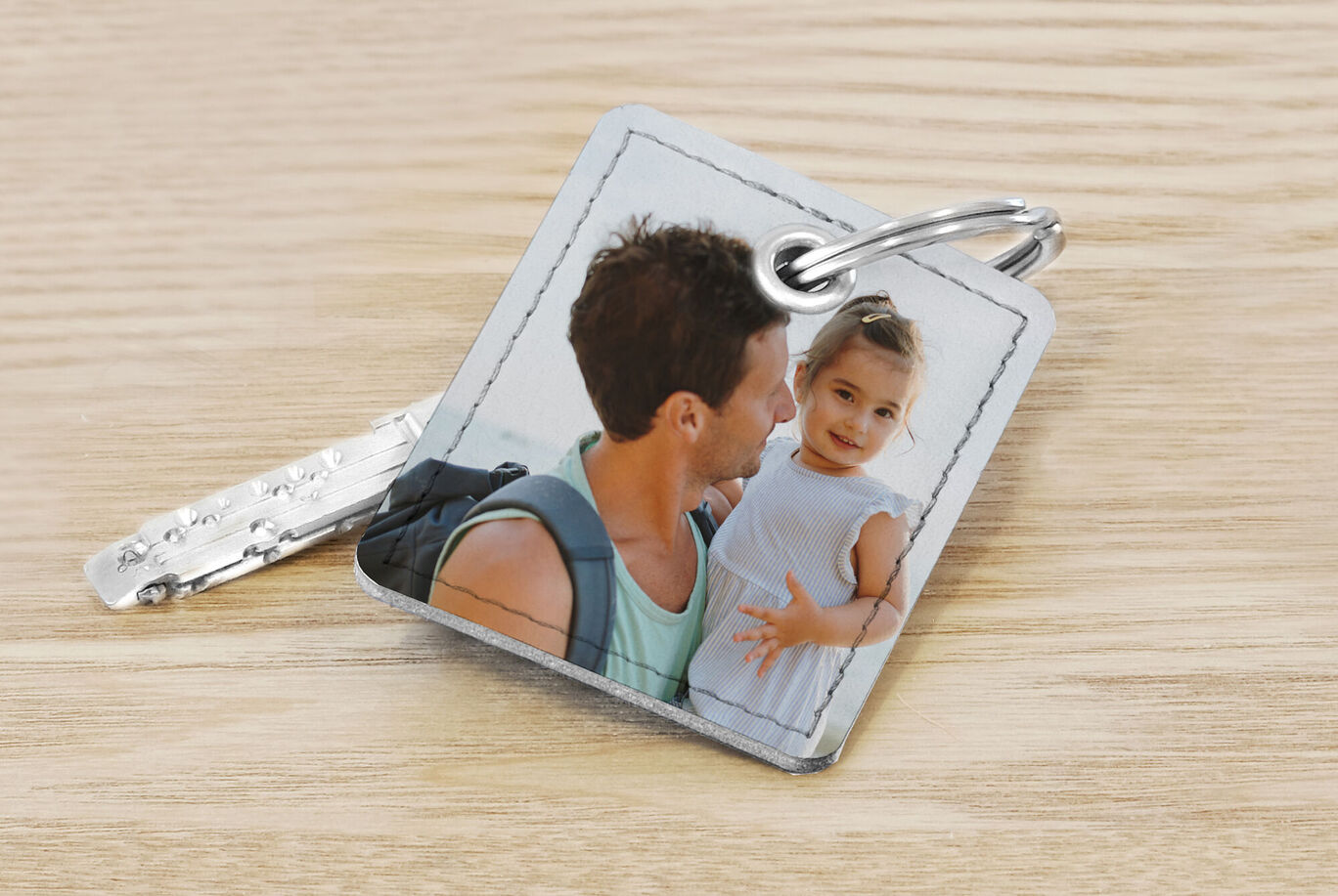 Llavero con una imagen cariñosa de un padre y un hijo