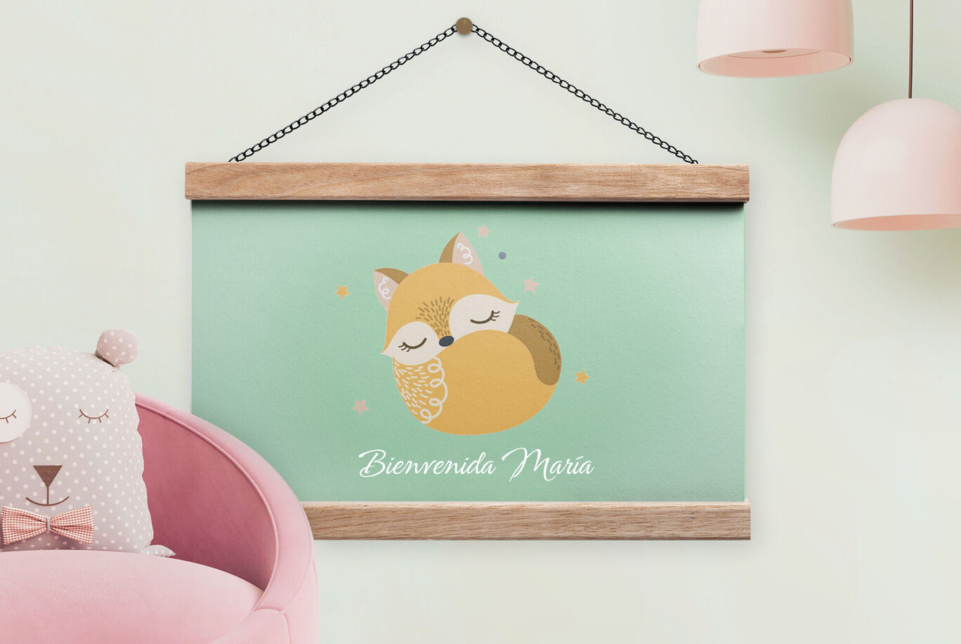 Maravilloso mural con un zorro durmiendo y el texto 'Bienvenida María' en colores suaves, ideal para habitaciones infantiles.