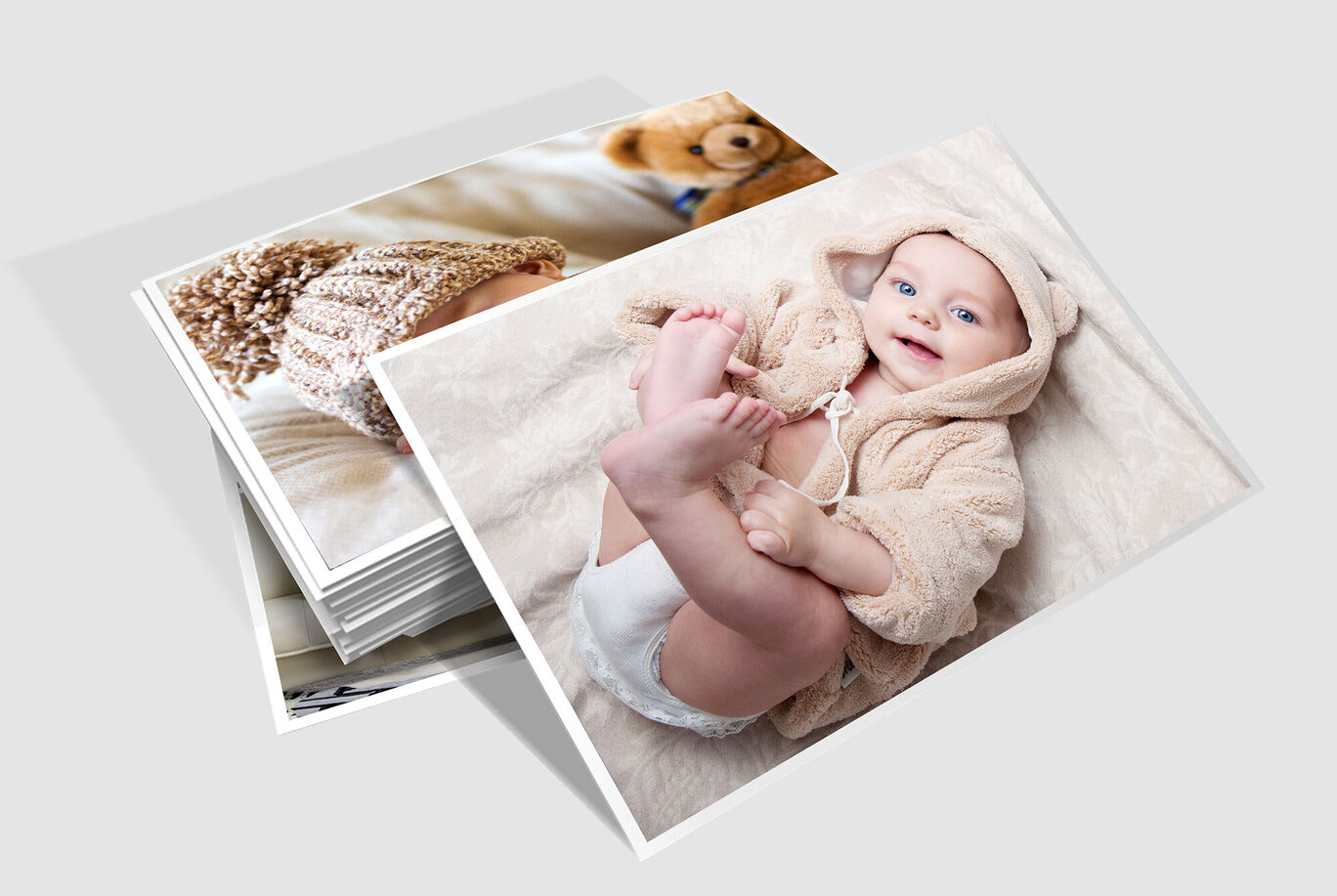 Fotos creativas de un bebé con un peluche en un atuendo adorable.