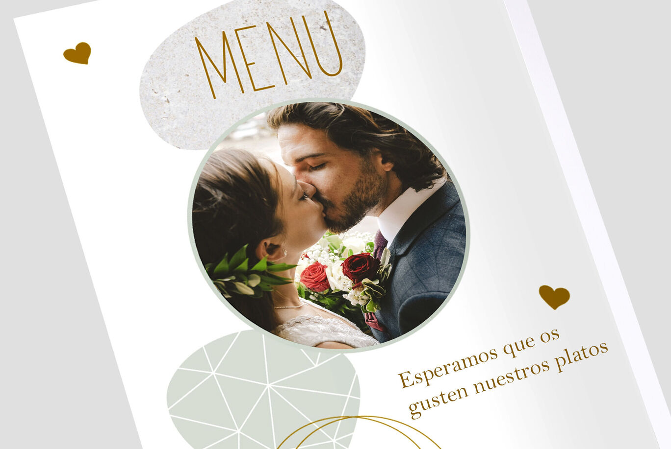 Diseño de menú elegante para una celebración, con flores y acentos dorados.