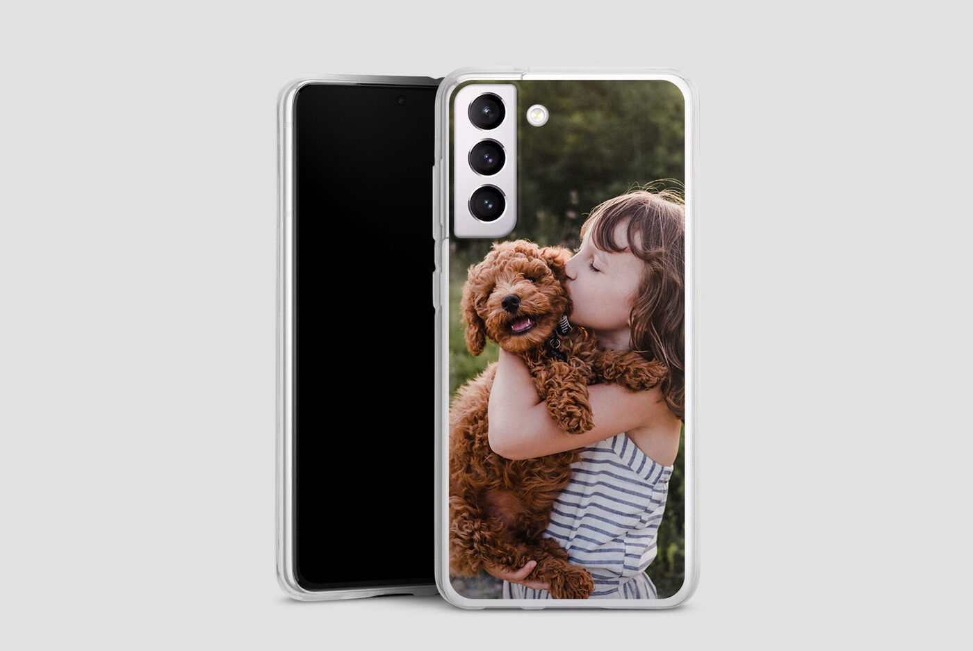 Una niña sostiene un perro adorable en brazos, sonriendo felizmente.