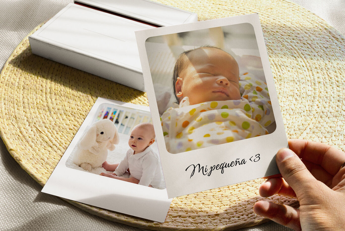 Un amoroso poster fotográfico que captura recuerdos de un momento especial, con un tierno peluche.