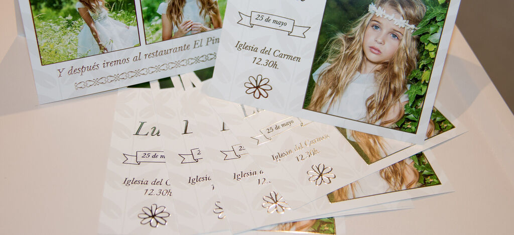 Dos invitaciones sobre una mesa con diseños florales y detalles.