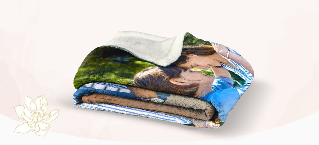 Toalla doblada con una pareja cariñosa de fondo que se abraza.