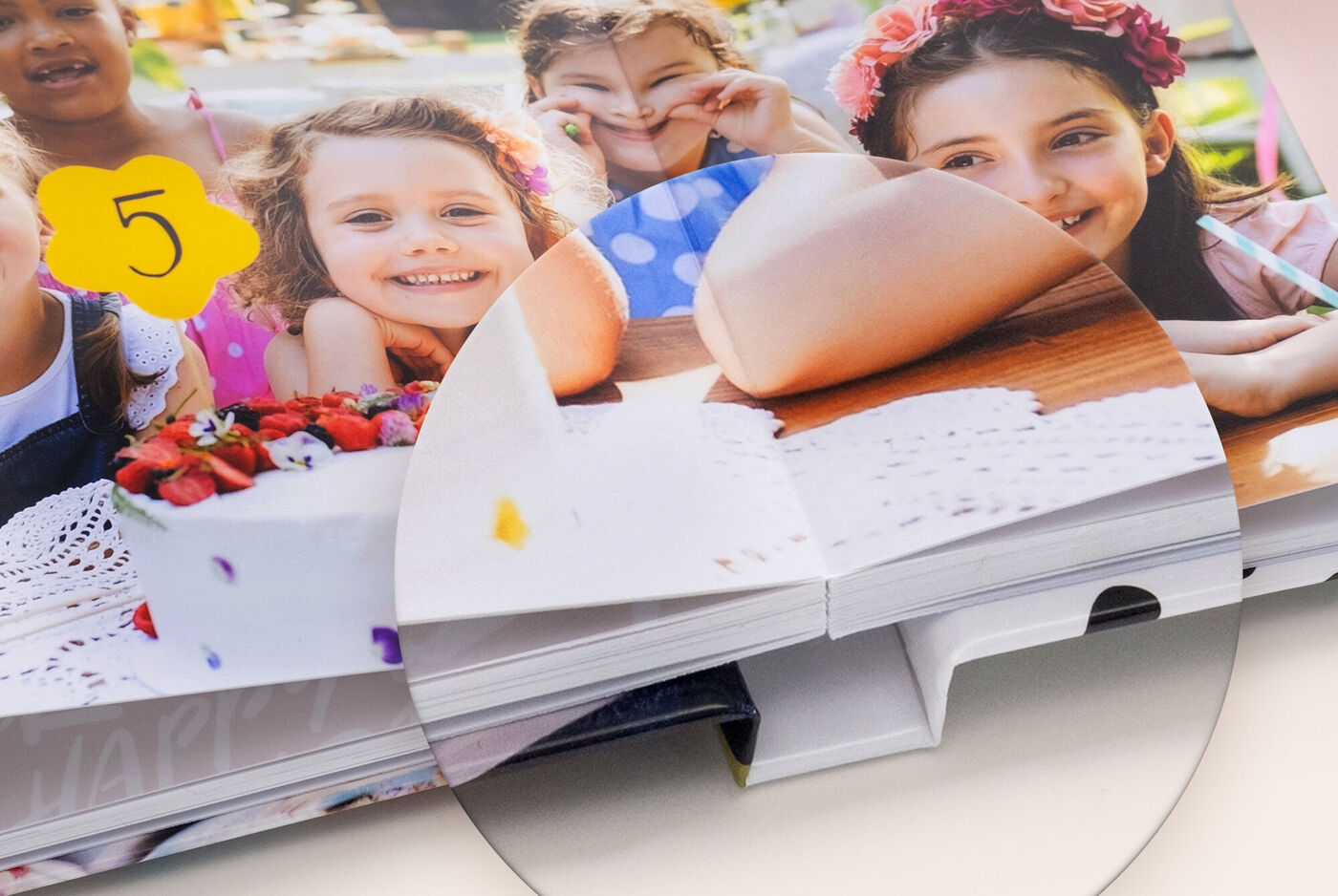 Apertura plana para álbumes de fotos con papel fotográfico. Sin corte en el centro disfruta de fotos de gran tamaño.