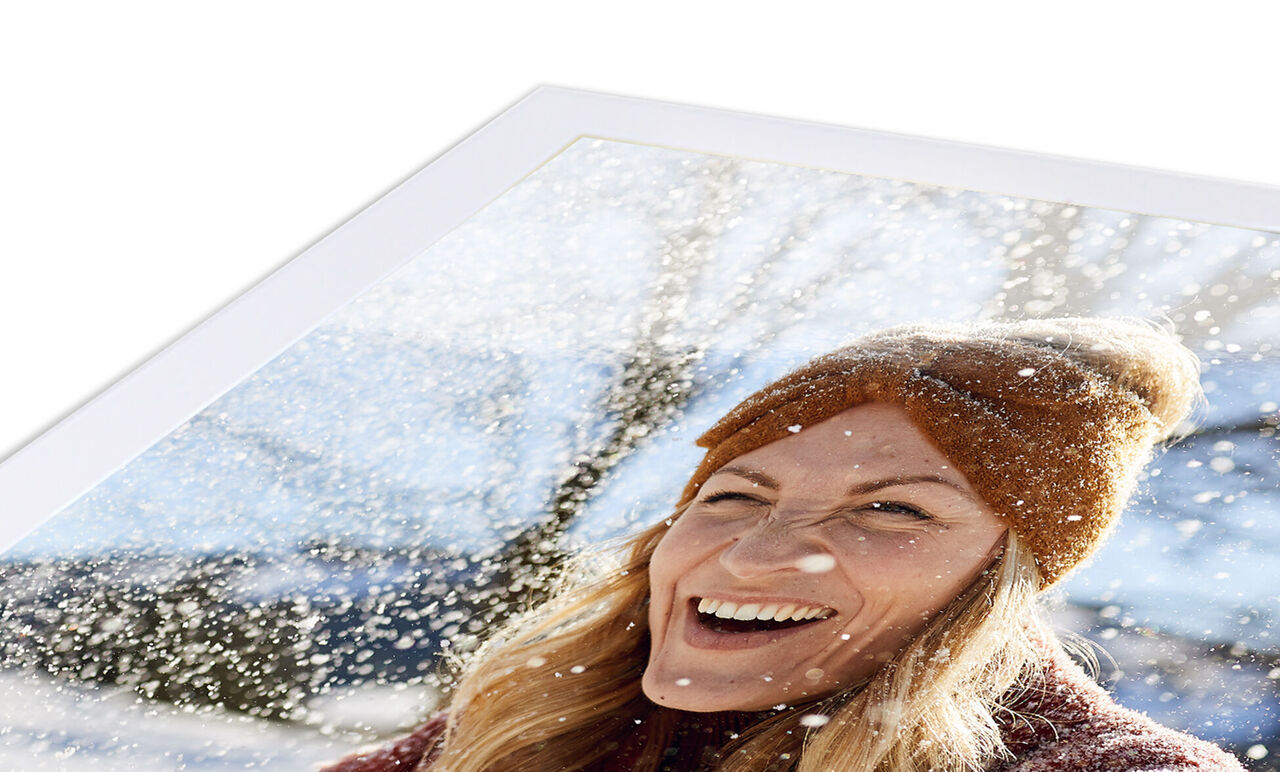 Una persona en un parque invernal con un gorro y nieve de fondo