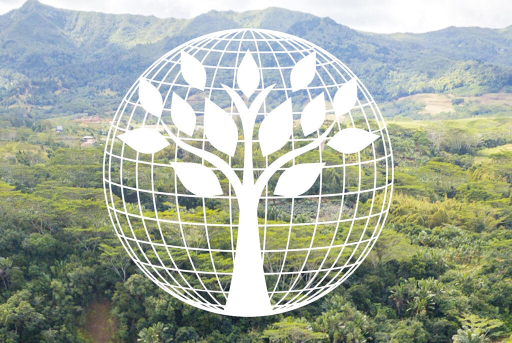 Símbolo de un árbol en el globo sobre un paisaje verde.