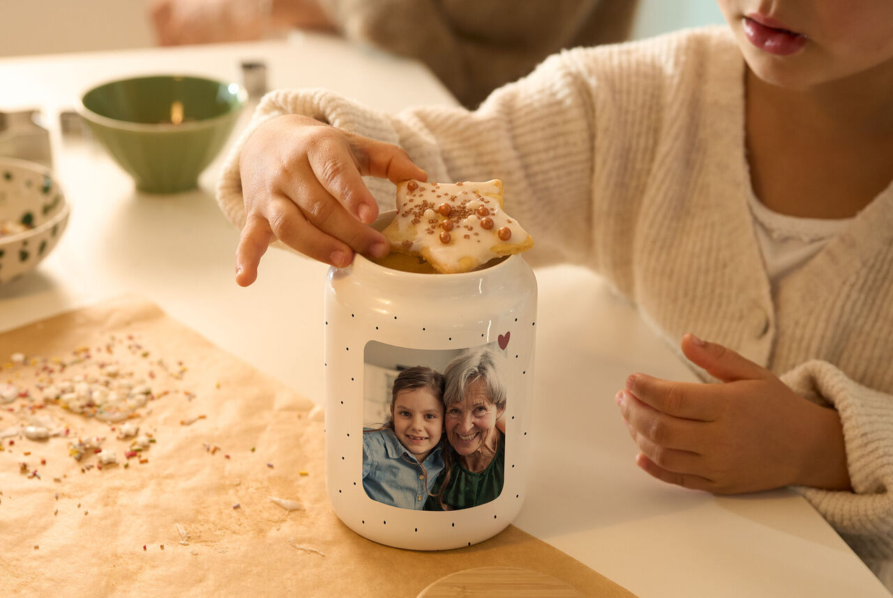 bote para galletas personalizado con foto de una abuela y una nieta.