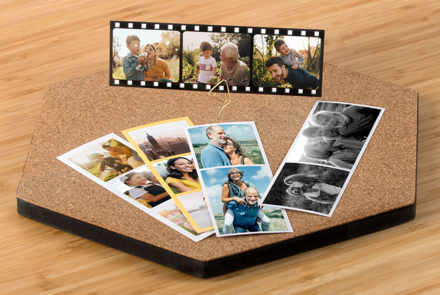 Una selección de fotos en un tablón de corcho. Momentos felices con amigos y familia.