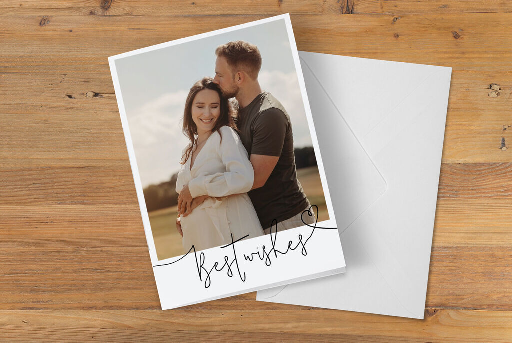 Una pareja abrazándose en una tarjeta con el texto "mejores deseos".