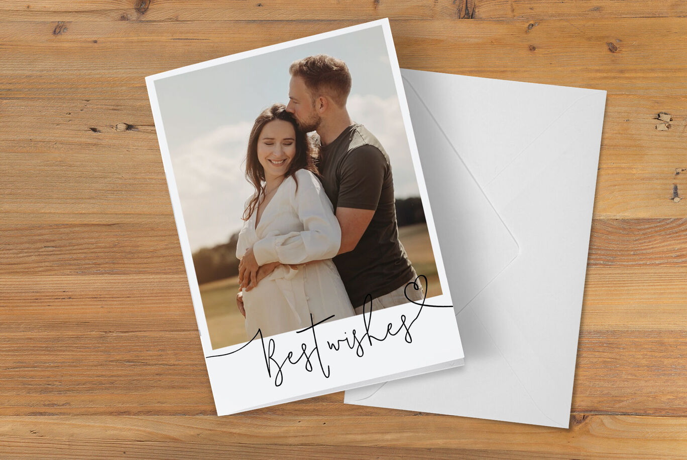 Una pareja abrazándose en una tarjeta con el texto "mejores deseos".