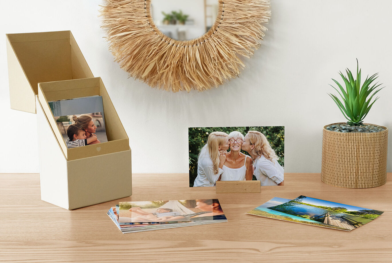 Maravillosa disposición de fotos en una elegante exhibición sobre una mesa de madera