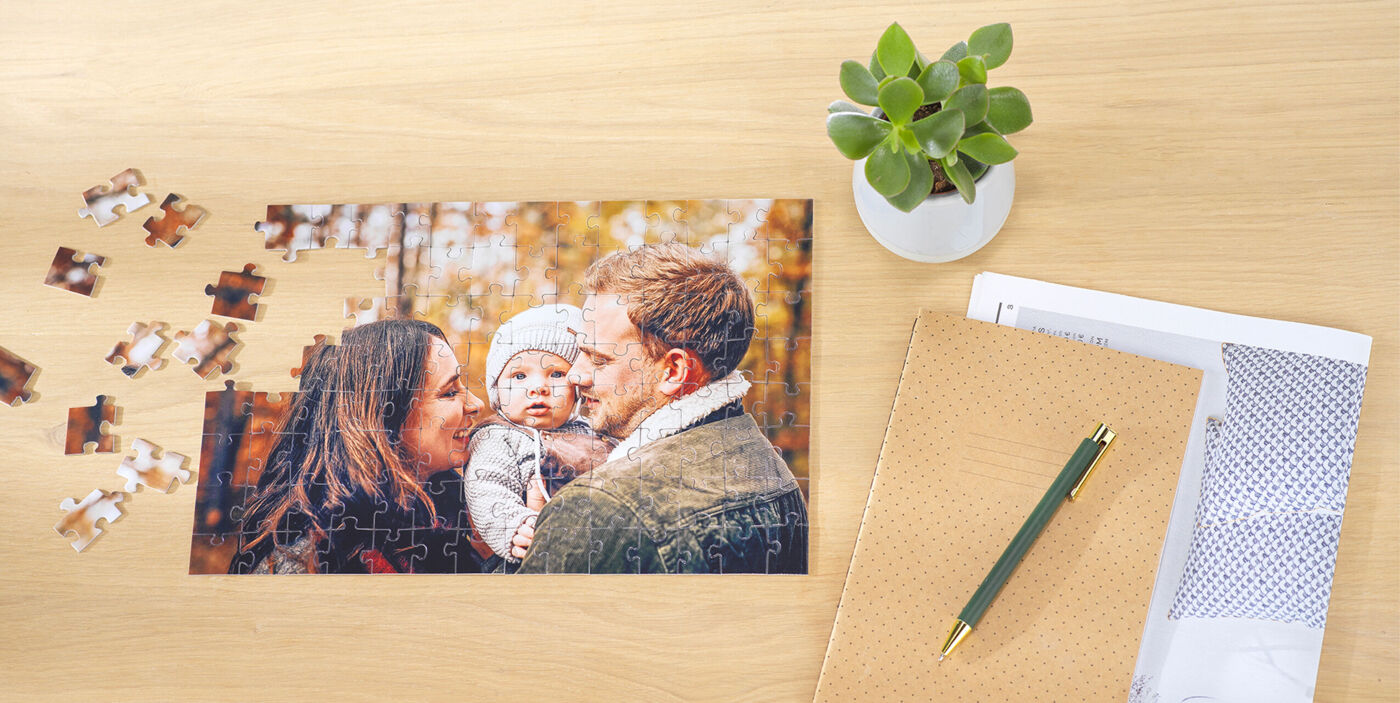 Puzzle pequeño personalizado con una foto de unos padres con un bebé. El puzzle le quedan pocas piezas para ser solucionado.