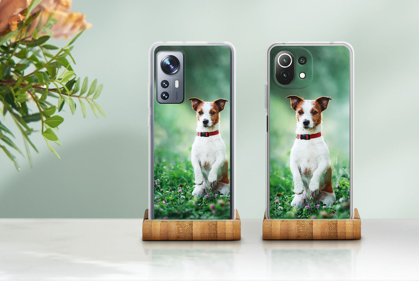 Dos fundas de smartphone con imagen de perro sobre fondo verde.