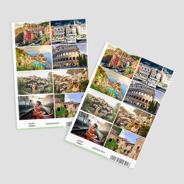Dos libros de fotos idénticos con fotos de viaje de Italia, mostrando puntos de interés y paisajes coloridos.