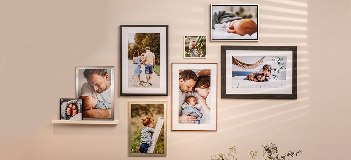 Una galería con fotos familiares en la pared, mostrando recuerdos cálidos.