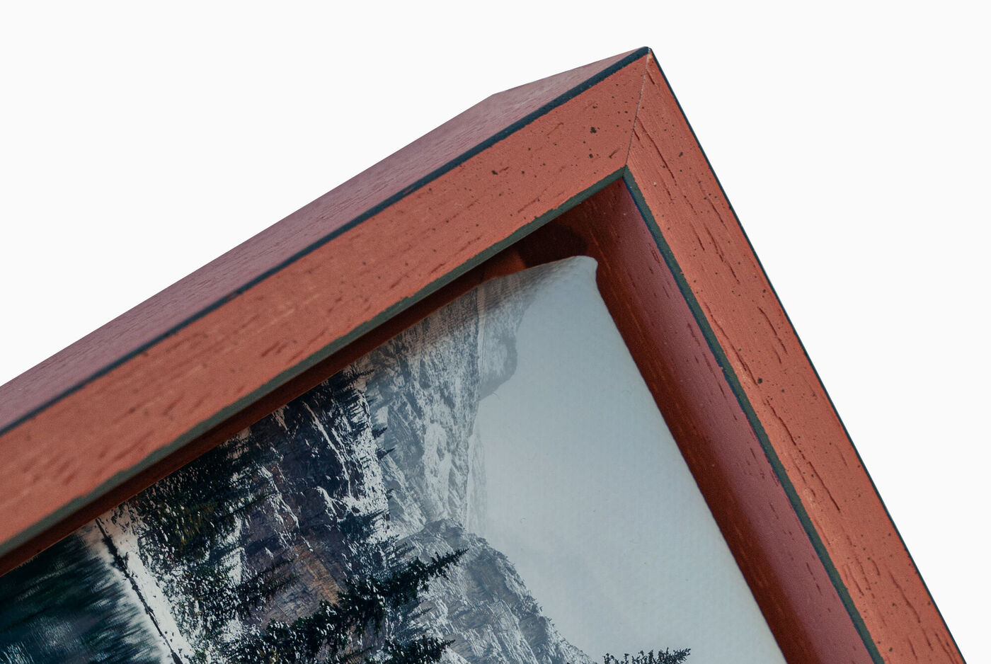 Primer plano de un marco con una imagen de paisaje bellamente diseñado.