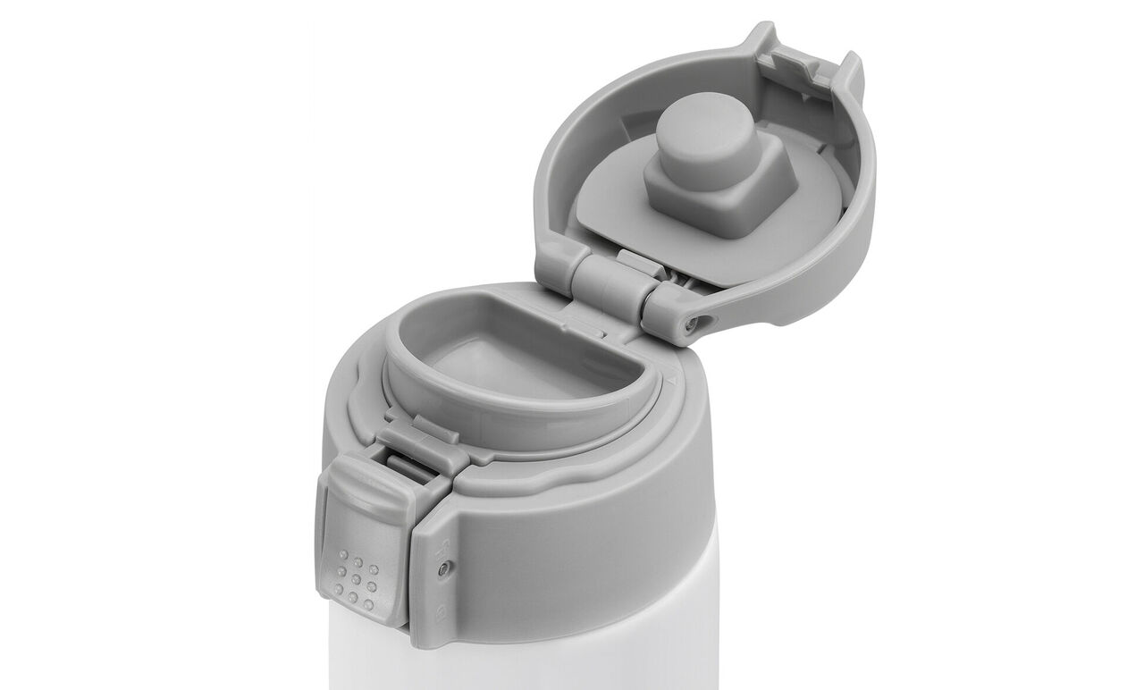 Botella de agua gris abierta con tapa