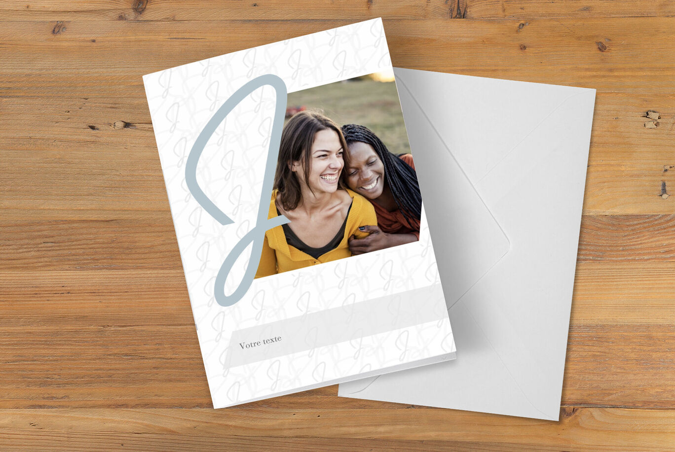 Un diseño de tarjeta de saludo plegada con una foto especial y un elegante monograma.