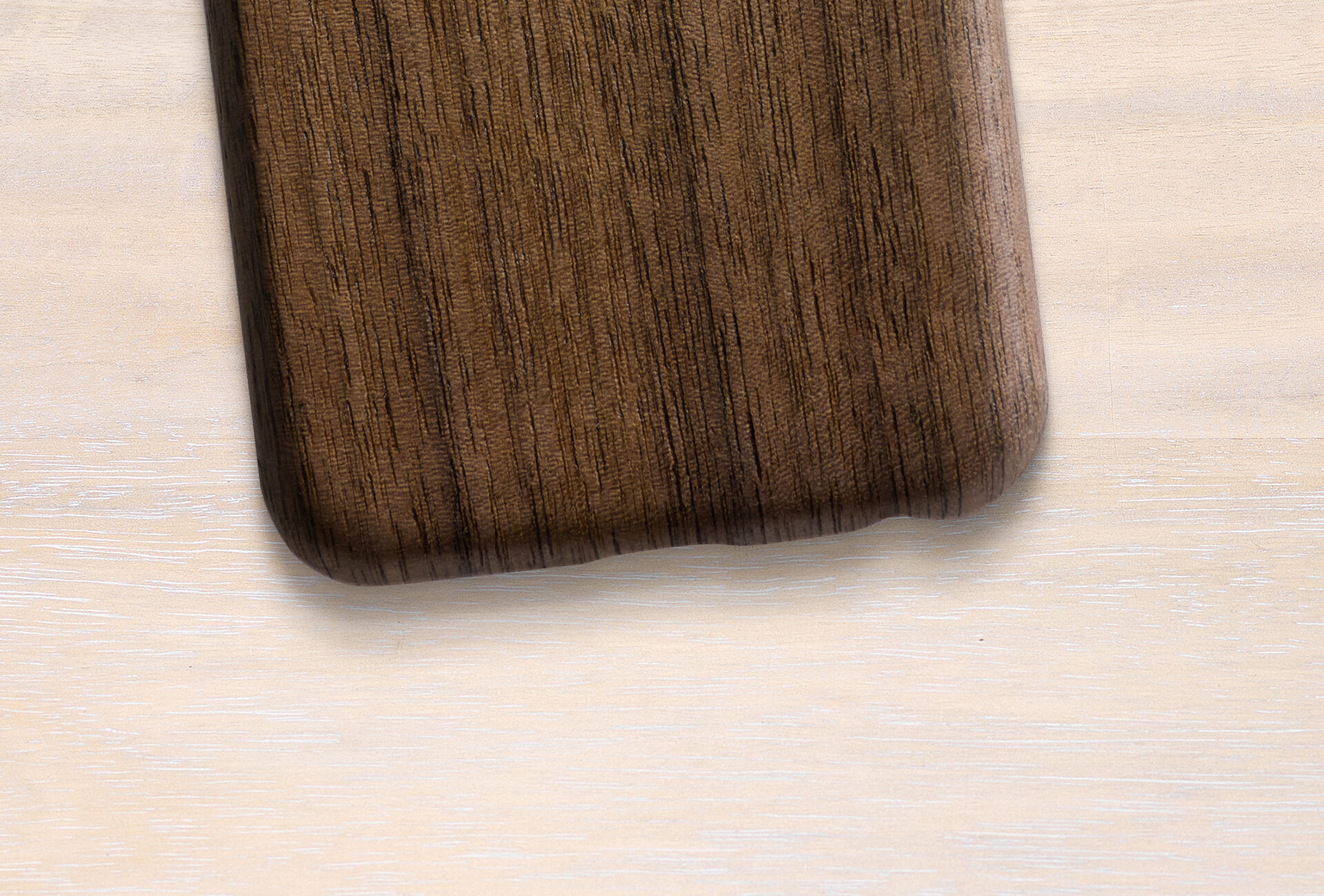Funda de madera para teléfono sobre fondo claro
