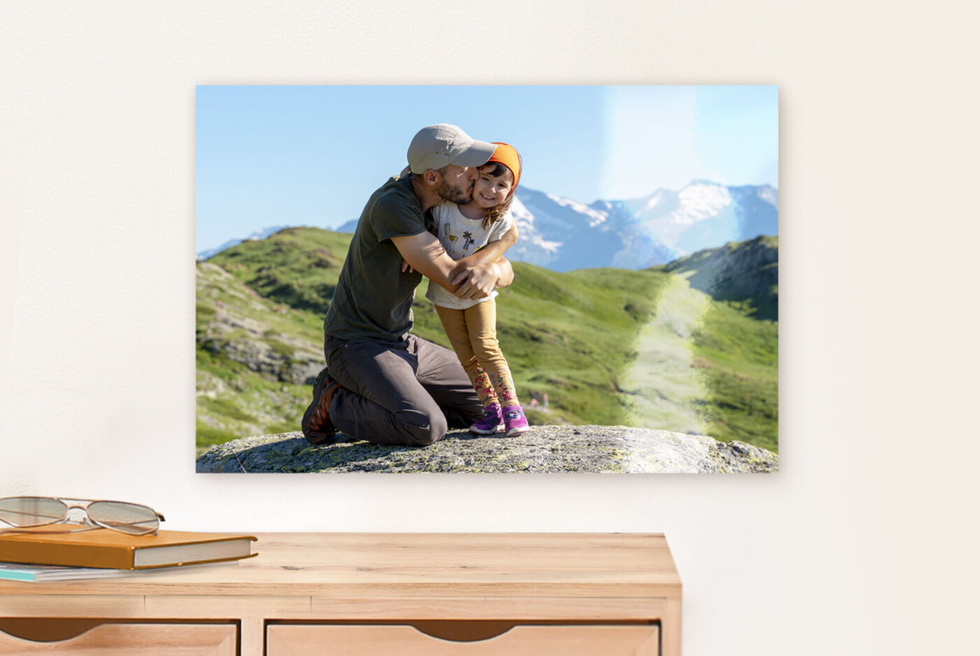 Un padre abraza a su hijo en una montaña.