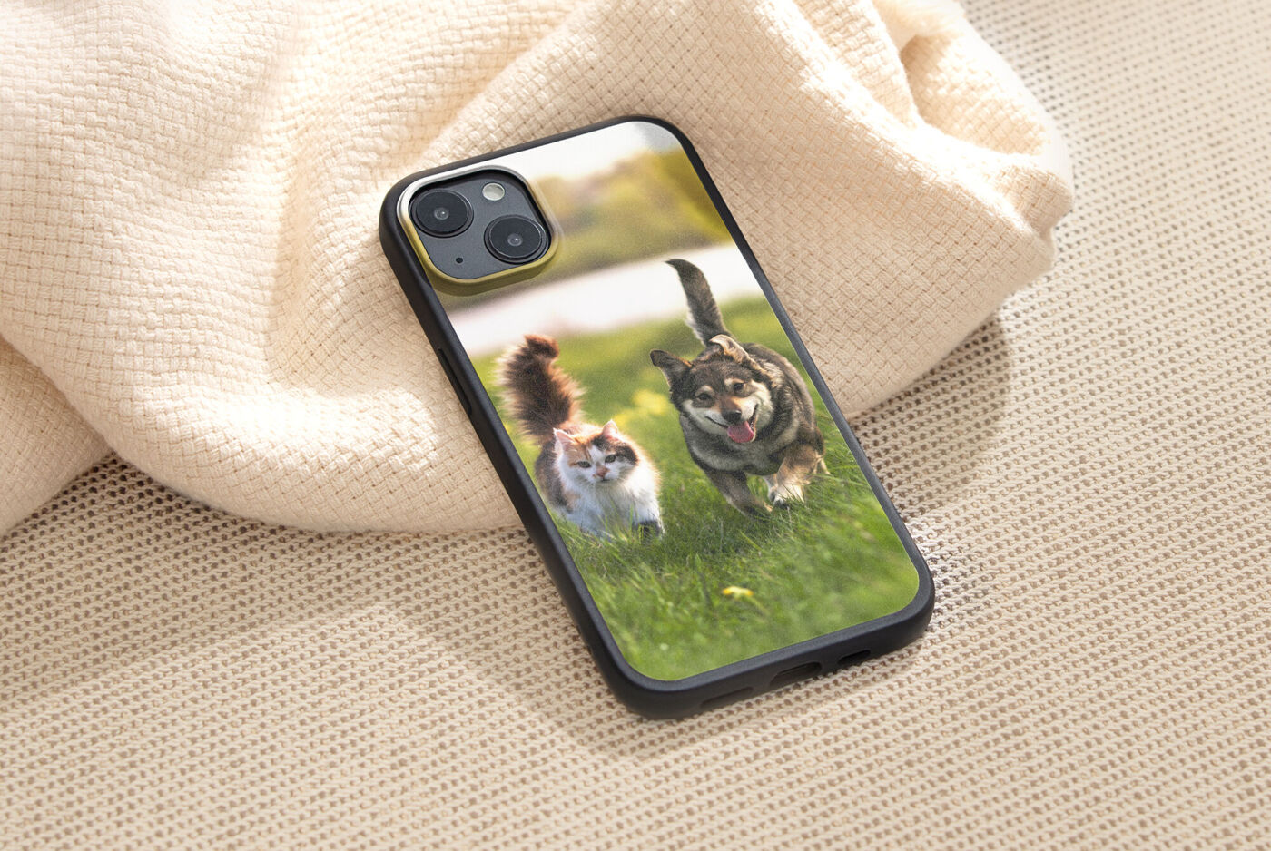 Funda de móvil personalizada con una foto de un gato y un perro corriendo juntos por el campo.
