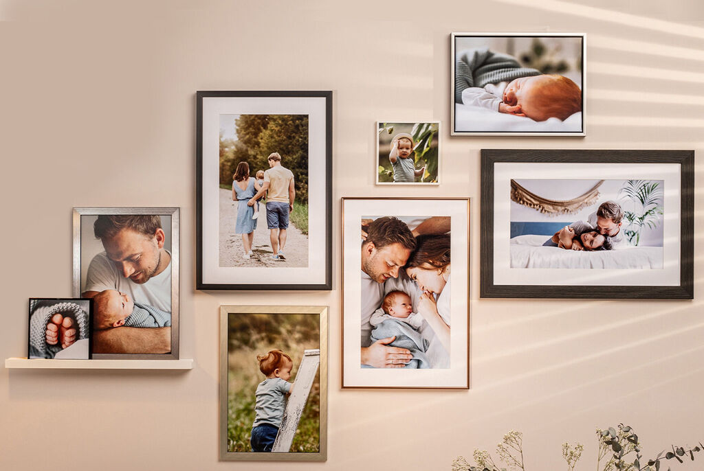 Decoración de pared con fotos familiares en varios marcos.