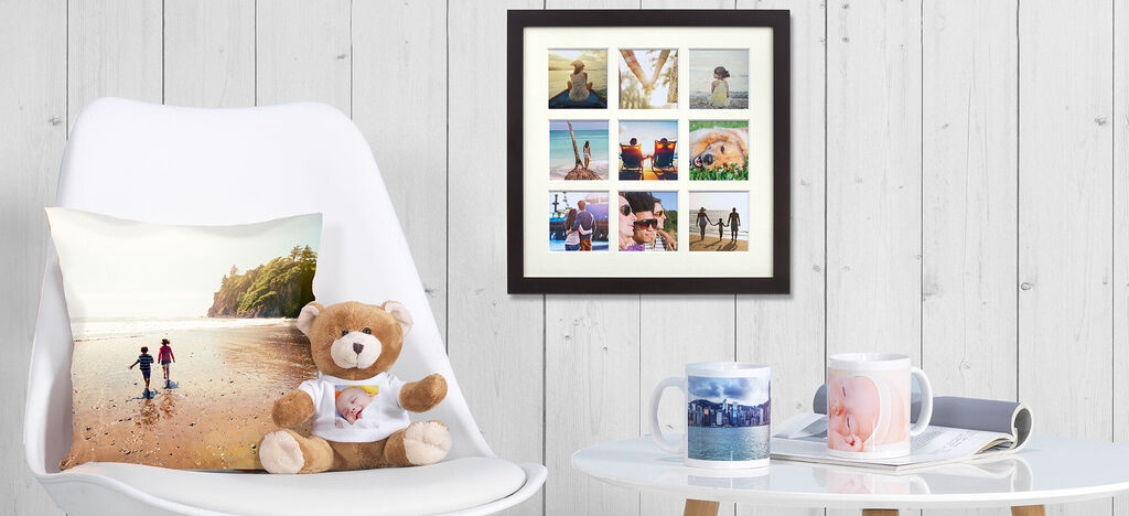 Ambiente acogedor con marcos de fotos, oso de peluche y tazas