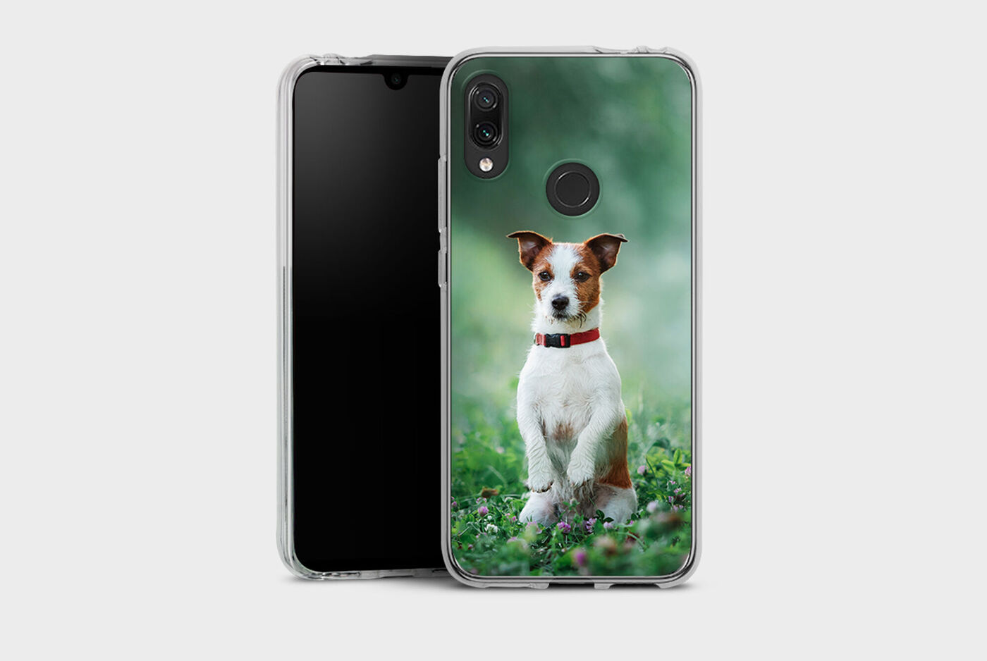 Funda clara de móvil con un perro adorable frente, sentado en un prado lleno de flores