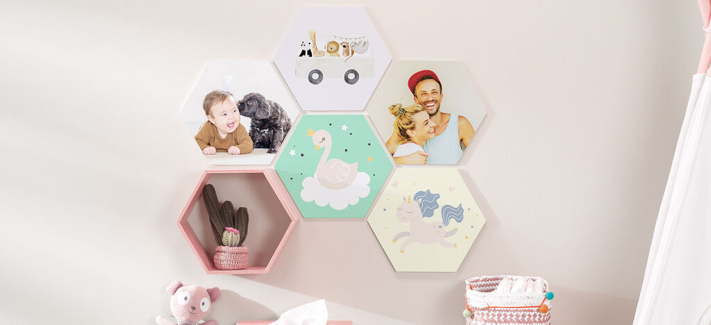 Decoración de pared con cinco imágenes hexagonales, incluyendo un niño con un perro y una niña con un pato.
