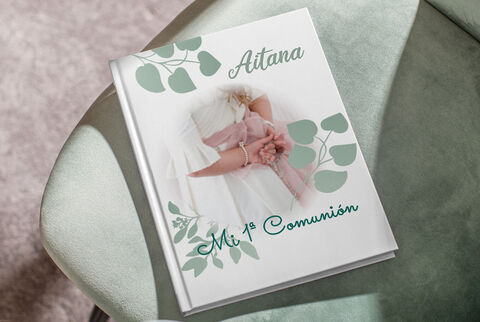Un álbum CEWE titulado Aitana con un diseño colorido mostrando un evento especial de una niña.