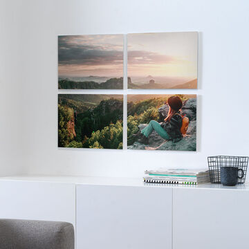 Un niño sentado relajado en una roca mirando a lo lejos. Fondo con un paisaje impresionante con montañas y árboles.