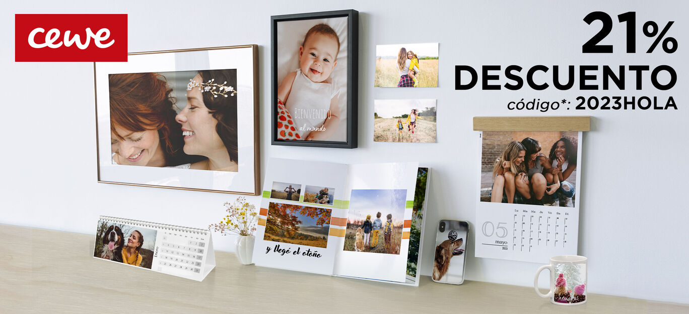 Una atractiva presentación de varios productos CEWE como calendarios, fotolibros y fotos enmarcadas en una mesa que evocan emociones.